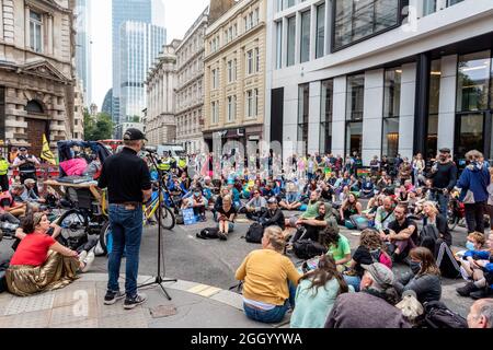 Londra, Regno Unito. 03 Settembre 2021. Un protettore è visto parlare ad altri membri, che sono seduti sulla strada fuori dalla sede europea di BlackRock, durante la protesta di 'Flood Money' di estinzione Rebellion il giorno 13 della ribellione impossibile dove si sono concentrati sulle inondazioni, l'acqua e il mare. Credit: SOPA Images Limited/Alamy Live News Foto Stock