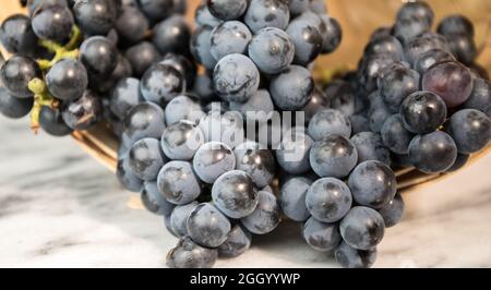 Uve appena raccolte in un cestino Foto Stock