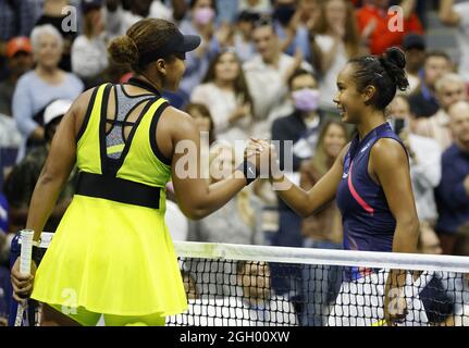 Flushing Meadow, USA. 03 Settembre 2021. Leylah Fernandez del Canada scrolla le mani con Naomi Osaka del Japanafter che la sconfigge in 3 insiemi nello stadio di Arthur Ashe nel terzo turno dei campionati di tennis aperti degli Stati Uniti 2021 al centro nazionale di tennis del re del USTA Billie Jean il venerdì 3 settembre 2021 a New York City. Foto di John Angelillo/UPI Credit: UPI/Alamy Live News Foto Stock