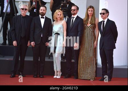 Venezia, Italia. 03 Settembre 2021. Paul Webster, direttore Pablo Larraín, Kristen Stewart, Janine Jackowski, Jonas Dornbach, E Juan de Dios Larraín partecipano al tappeto rosso del film 'Spencer' durante il 78° Festival Internazionale del Cinema di Venezia venerdì 3 settembre 2021 a Venezia, Italia. Foto di Rocco Spaziani/UPI Credit: UPI/Alamy Live News Foto Stock