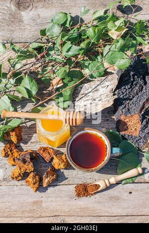 Chaga tea - un forte antiossidante, aumenta il sistema immunitario. Naturale puro sano. Wild Chaga funghi, tè, caffè e erbe rimedio Foto Stock