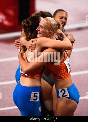 TOKYO, GIAPPONE. 3 settembre 2021. (Da sinistra) Marlene van Gansewinkel (NED) e Kimberly Alkemade (NED) e Fleur Jong (NED) si congratulano a vicenda dopo aver garzato nella finale di WomenÕs 100m - T64 durante gli eventi in pista e sul campo - Tokyo 2020 Paralimpiadi allo Stadio Olimpico venerdì 03 settembre 2021 a TOKYO, GIAPPONE. Credit: Taka G Wu/Alamy Live News Foto Stock