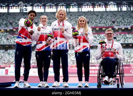 La Gran Bretagna Libby Clegg (seconda a sinistra), Jonnie Peacock, Ali Smith, Nathan Maguire e la loro guida con le loro medaglie d'argento dopo aver finito secondo nella finale universale 4 x 100m allo Stadio Olimpico durante il giorno undici dei Giochi Paralimpici di Tokyo 2020 in Giappone. Data foto: Sabato 4 settembre 2021. Foto Stock