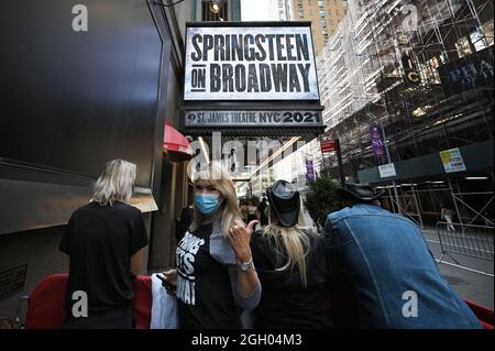 New York City, USA. 03 Settembre 2021. La gente attende fuori dal St. James Theatre, sperando di vedere il musicista Bruce Springsteen arrivare per la sua prima ultima esecuzione di “Springsteen on Broadway”, a Times Square, New York, NY, 3 settembre, 2021. Gli spettacoli di Broadway sono stati ordinati per chiudere nel marzo del 20202 a causa della pandemia COVID-19, gli attuali spettatori del teatro sono tenuti a mostrare la prova di vaccinazione e indossare maschere. (Foto di Anthony Behar/Sipa USA) Credit: Sipa USA/Alamy Live News Foto Stock