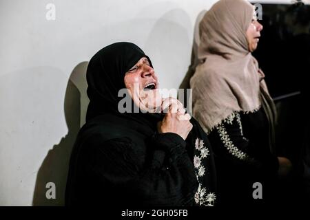 Gaza, Palestina. 03 Settembre 2021. I parenti di un palestinese Ahmed Saleh, ucciso dalle truppe israeliane durante gli scontri alla recinzione di confine tra Israele e Gaza, piangono alla sua cerimonia funebre nella striscia settentrionale di Gaza. Credit: SOPA Images Limited/Alamy Live News Foto Stock