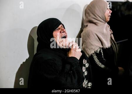 Gaza, Palestina. 03 Settembre 2021. I parenti di un palestinese Ahmed Saleh, ucciso dalle truppe israeliane durante gli scontri alla recinzione di confine tra Israele e Gaza, piangono alla sua cerimonia funebre nella striscia settentrionale di Gaza. (Foto di Mahmoud Issa/SOPA Images/Sipa USA) Credit: Sipa USA/Alamy Live News Foto Stock