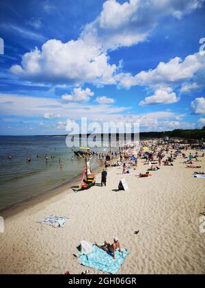 PALANGA, LITUANIA - Lug 03, 2021: Un colpo verticale di una spiaggia crowdy in una giornata di sole a Palanga in Lituania Foto Stock