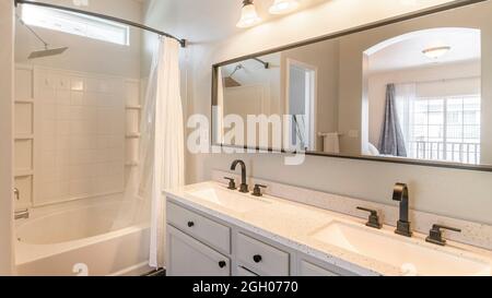 Bagno Pano Open White Masters con doppio lavandino e vasca doccia con tenda bianca Foto Stock