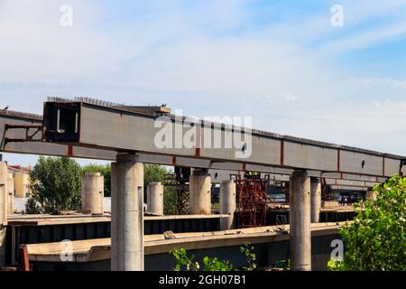 Ponte in costruzione. Telaio con armatura Foto Stock