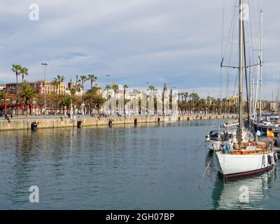 Barche sull'ancora nel porto di Port Vell - Barcellona, Catalogna, Spagna Foto Stock