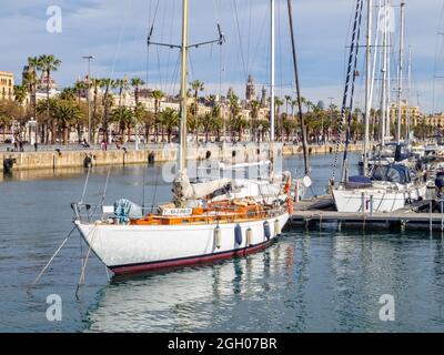 Barche sull'ancora nel porto di Port Vell - Barcellona, Catalogna, Spagna Foto Stock