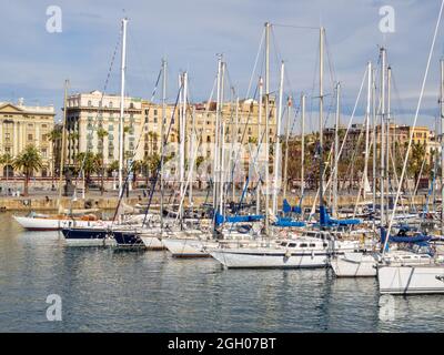 Barche sull'ancora nel porto di Port Vell - Barcellona, Catalogna, Spagna Foto Stock