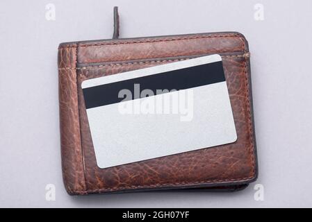 Carta di credito in plastica vuota su portafoglio in pelle marrone. Immagine del concetto aziendale Foto Stock