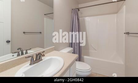 Bagno interno Pano con ringhiera e lavandino con ripiano in marmo Foto Stock