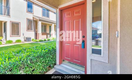 Cassetta di sicurezza Pano su porta di fronte in legno marrone chiusa e protetta di una casa con luce laterale Foto Stock