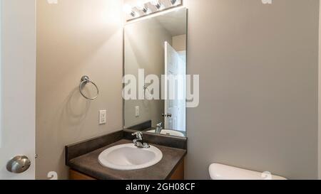 Pano piccolo spazio toilette con WC e lavandino Foto Stock