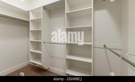 Armadio con asta vuota e mensole all'interno di una casa residenziale Foto  stock - Alamy