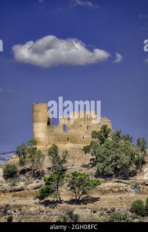 Storico castello di Sicilia nel comune di Mazzarino (Caltanissetta) contro il cielo blu con nuvola bianca Foto Stock