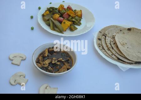 Piatto di veg paneer matar, zuppa di mashroom e roti (cibo indiano). Foto Stock