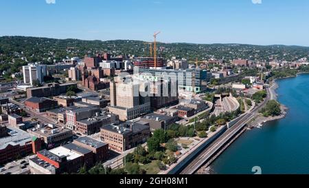 Vista estiva della città settentrionale di Duluth, Minnesota, su una splendida riva del lago Foto Stock