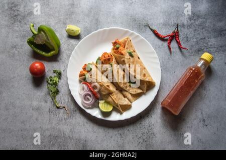 Tortilla avvolge o involtini di pollo serviti in un piatto con l'uso di fuoco selettivo. Foto Stock