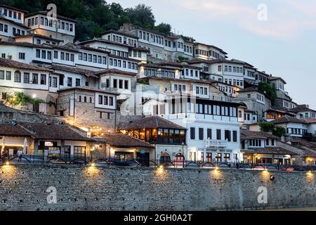 Le luci della città si accendono la sera nella parte vecchia di berat, città dell'unesco in albania Foto Stock