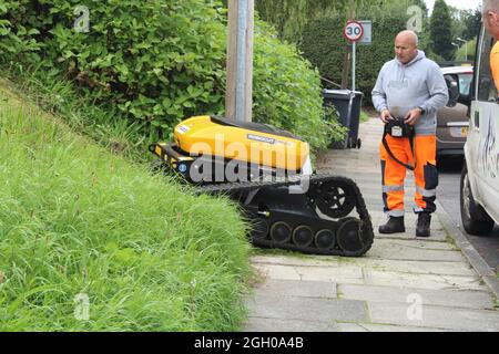 La taglierina per erba Robocut è controllata a distanza da un operatore in Gran Bretagna Foto Stock