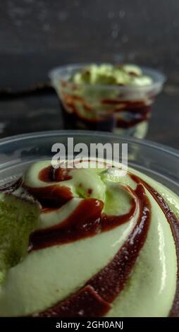 Messa a fuoco superficiale di un gelato con aroma di avocado in una tazza Foto Stock