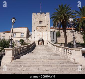 Scale che portano alla porta di Korcula, ingresso alla città vecchia murata, Croazia 2020 Foto Stock