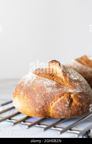 Pane di grano fatto in casa sulla griglia Foto Stock