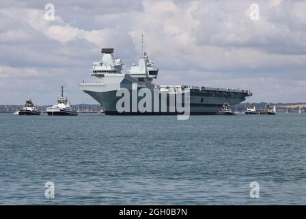 La Royal Navy Aircraft Carrier HMS PRINCE OF WALES lascia la base navale per ulteriori prove di lavoro Foto Stock