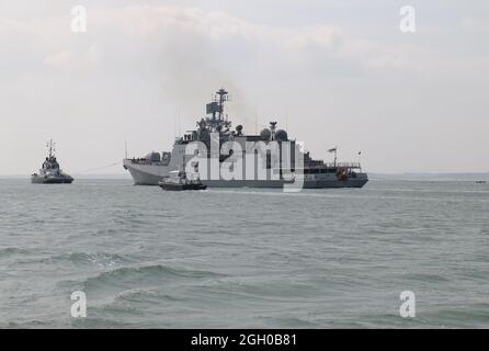 La nave della Marina indiana DI TABAR parte dalla base navale Foto Stock