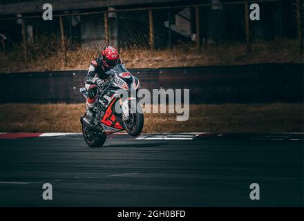 10-05-2021 Lituania, Kaunas Moto rider, motociclista corre in moto veloce. Foto Stock