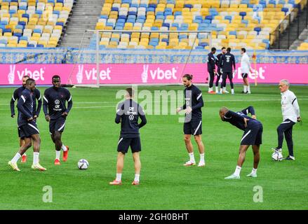 Kiev, Ucraina. 03 Settembre 2021. I giocatori francesi prendono parte a una sessione di allenamento in vista della Coppa del mondo FIFA Qatar 2022, partita di calcio di qualificazione di gruppo D tra Ucraina e Francia allo stadio Olimpiyskiy di Kiev. Credit: SOPA Images Limited/Alamy Live News Foto Stock