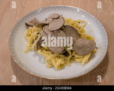 Tagliatelle al Tartufo Nero, Pasta al Tartufo Nero vista laterale Foto Stock