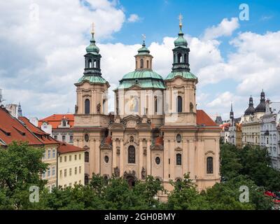 Chiesa di Saint Nicolas Cecoslovak Hussite nella Piazza della Città Vecchia di Praga, Repubblica Ceca Foto Stock