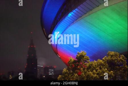 Tokyo, Giappone. 03 Settembre 2021. Paralimpiadi: Atletica, uomini, 400 m finale, allo Stadio Olimpico. Il Tokyo Metropolitan Gymnasium e' illuminato di colore. Credit: Marcus Brandt/dpa/Alamy Live News Foto Stock