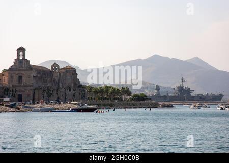 Santuario della Santissima Annunziata e nave militare ancorata al porto Foto Stock