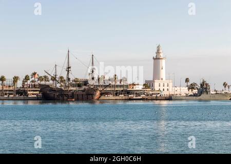 Malaga, Spagna. Galeon Andalucia e il faro all'ingresso del porto di Malaga, chiamato la Farola (la Lanterna) Foto Stock