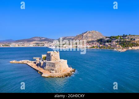 Il Bourtzi castello d'acqua è una piccola isola con una fortezza presso la costa di Nafplio in Grecia Foto Stock