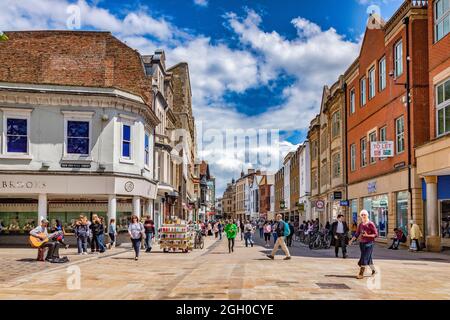 6 giugno 2019: Oxford, Regno Unito - Una vista lungo Queen Street dall'angolo di New Inn Hall Street, con gli amanti dello shopping in una giornata estiva soleggiata. Foto Stock