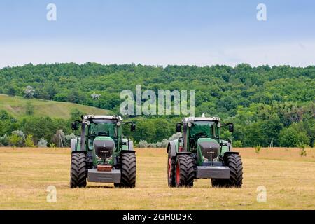 Cherkasy, Ucraina - 16 giugno 2015: Due grandi trattori Fendt tedeschi in piedi in un campo. Foto Stock