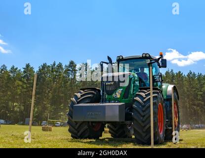 Cherkasy, Ucraina - 16 giugno 2015: Trattore grande e potente costruttore tedesco Fendt, in piedi in un campo. Foto Stock