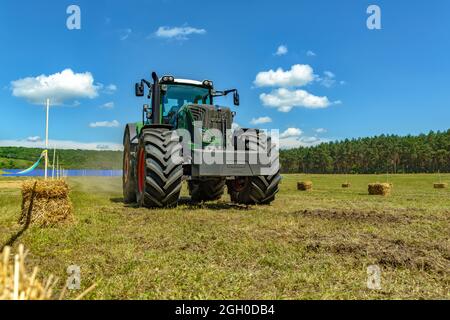 Cherkasy, Ucraina - 16 giugno 2015: Trattore grande e potente costruttore tedesco Fendt, in piedi in un campo. Foto Stock