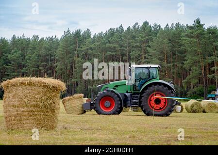 Cherkasy, Ucraina - 16 giugno 2015: Trattore grande e potente costruttore tedesco Fendt, in piedi in un campo. Foto Stock