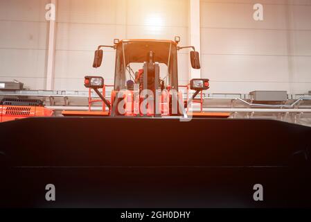 Benna bulldozer in metallo per lavori edili. Foto Stock