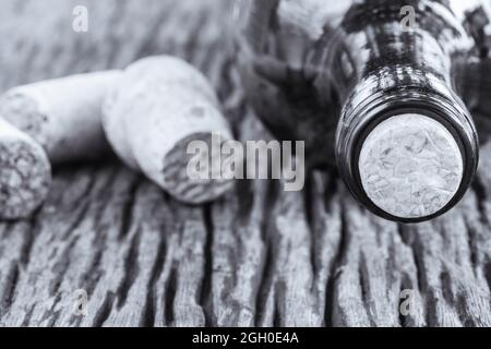 Alcune molto vecchie bottiglie di vino - in bianco e nero girato. Foto Stock