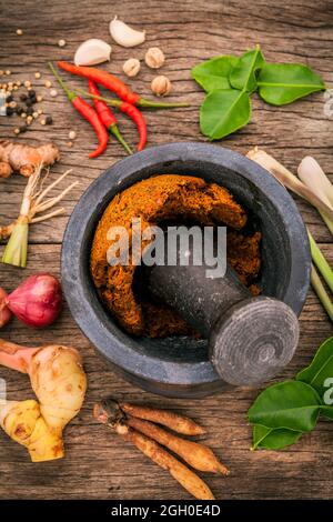 Assortimento di cibo tailandese di cottura Ingredienti e spezie rosso pasta di curry ingrediente di thai cibi popolari su legno rustico sfondo. Spezie ingredienti Foto Stock