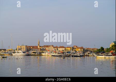 Barche e yacht nella baia di Budva in Montenegro, sullo sfondo della città vecchia Foto Stock