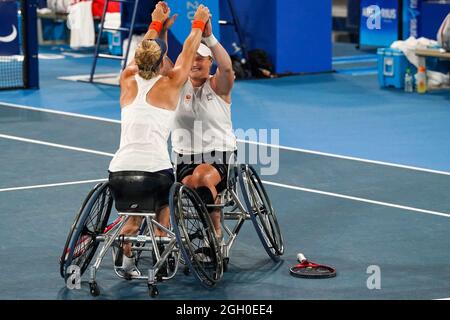 Tokyo, Giappone. 4 settembre 2021. TOKYO, GIAPPONE - 4 SETTEMBRE: Aniek van Koot dei Paesi Bassi, Diede de Groot dei Paesi Bassi festeggia la vittoria in Wheelchair Tennis Women's Doubles Gold Medal Match durante i Giochi Paralimpici di Tokyo 2020 al campo Ariake Tennis Center il 4 settembre 2021 a Tokyo, Giappone (Foto di Ilse Schaffers/Orange Pictures) NOCNSF Credit: Orange Pics BV/Alamy Live News Foto Stock